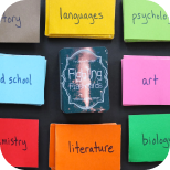 Cartões coloridos (flashcards) com nomes de disciplinas representando os métodos de estudo e a variedade de áreas do conhecimento