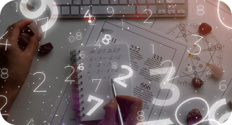 Vista superior de uma pessoa fazendo cálculos matemáticos em um caderno com sobreposição de números flutuantes e símbolos de geometria
