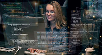 Mulher jovem usando óculos e sorrindo enquanto trabalha em um computador com códigos de programação sobrepostos